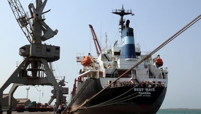 61-170913-ship-fuel-up-the-port-of-hodeidah-yemen_700x400