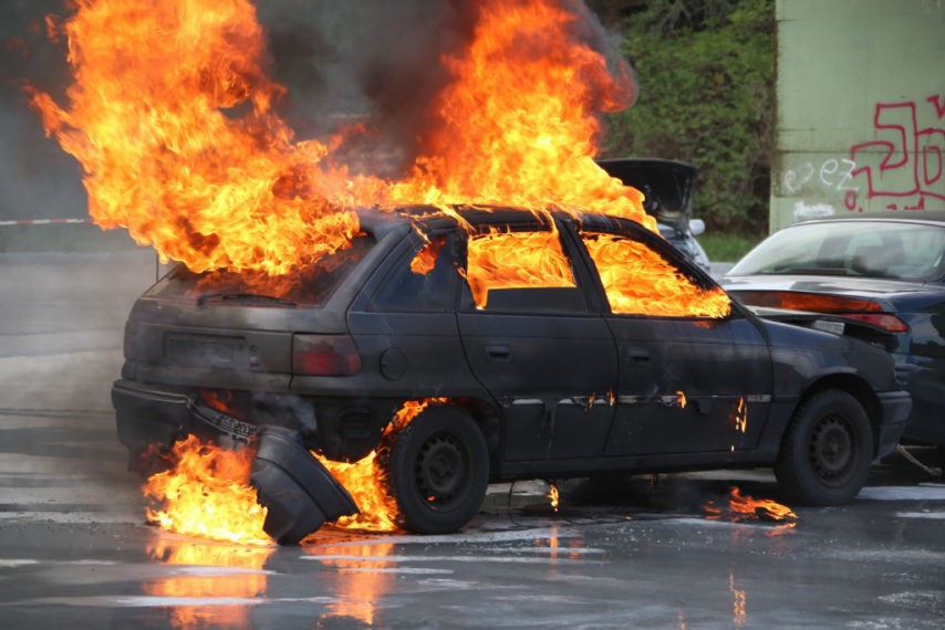 voiture-feu-incendie-fotolia-854x570